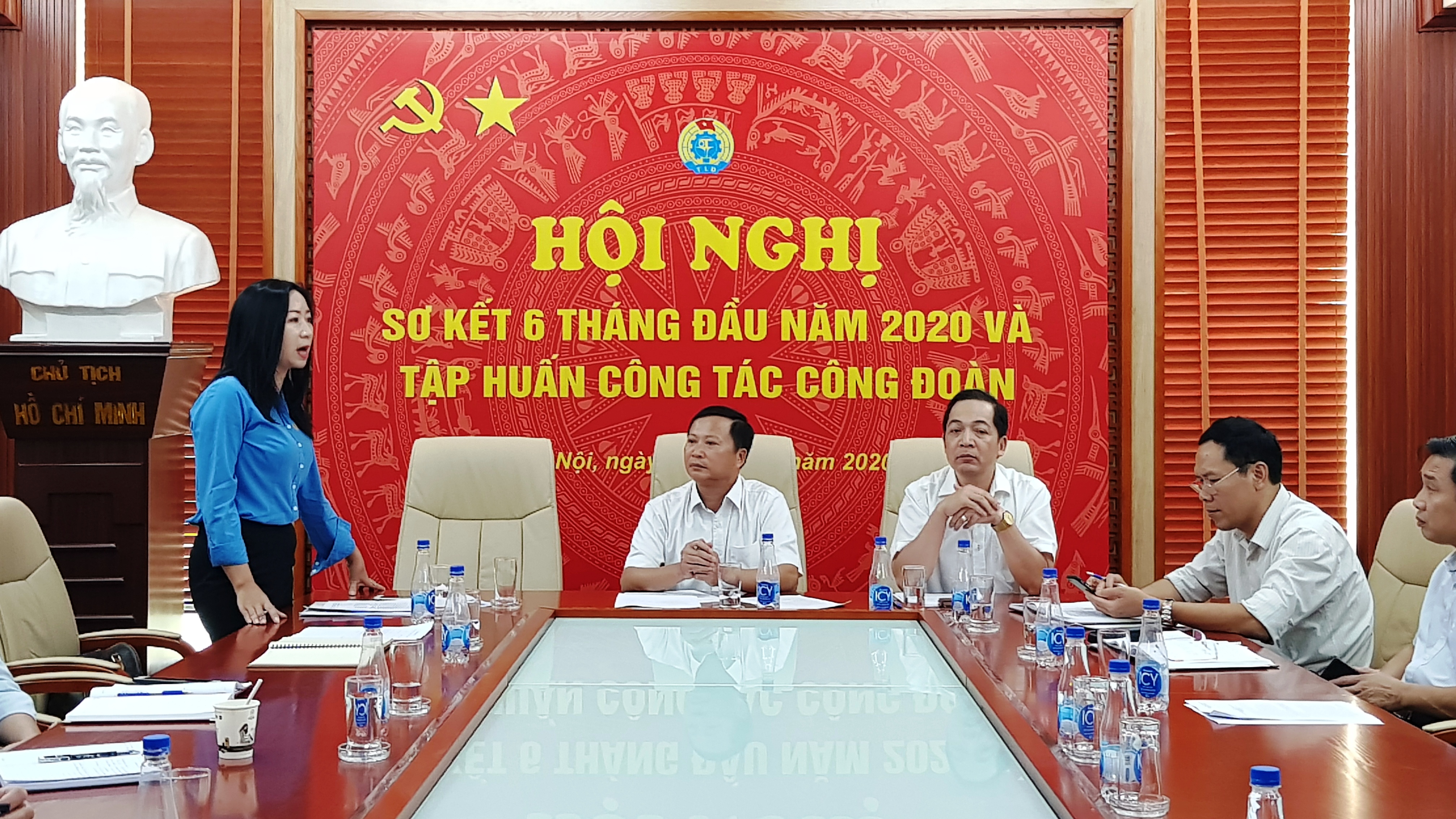 Bà Trần Thị Kim Anh, Ủy viên Ban Thường vụ, Trưởng ban Chính sách - pháp luật Công đoàn Viên chức Việt Nam phát biểu tại Hội nghị Sơ kết. Ảnh: PV